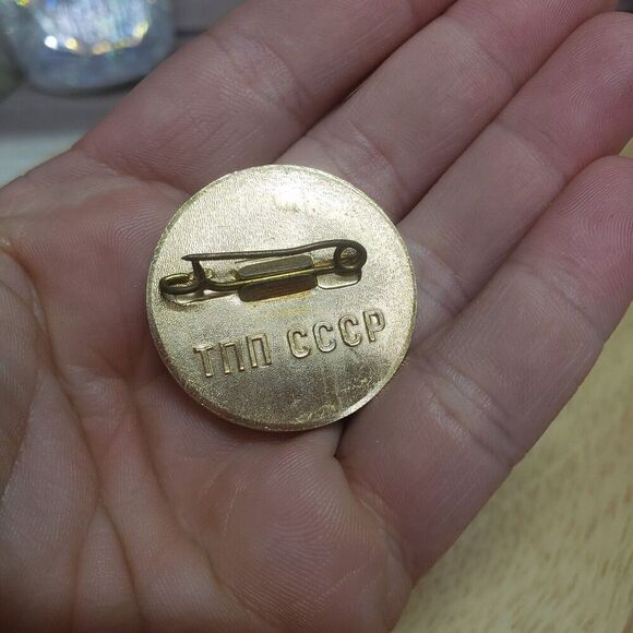 USSR EXPO 74 1974 Gold Tone Enamel Lapel Pin Vintage - Picture 3 of 4